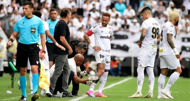 Neymar sufre “pequeña lesión” según médico de Santos