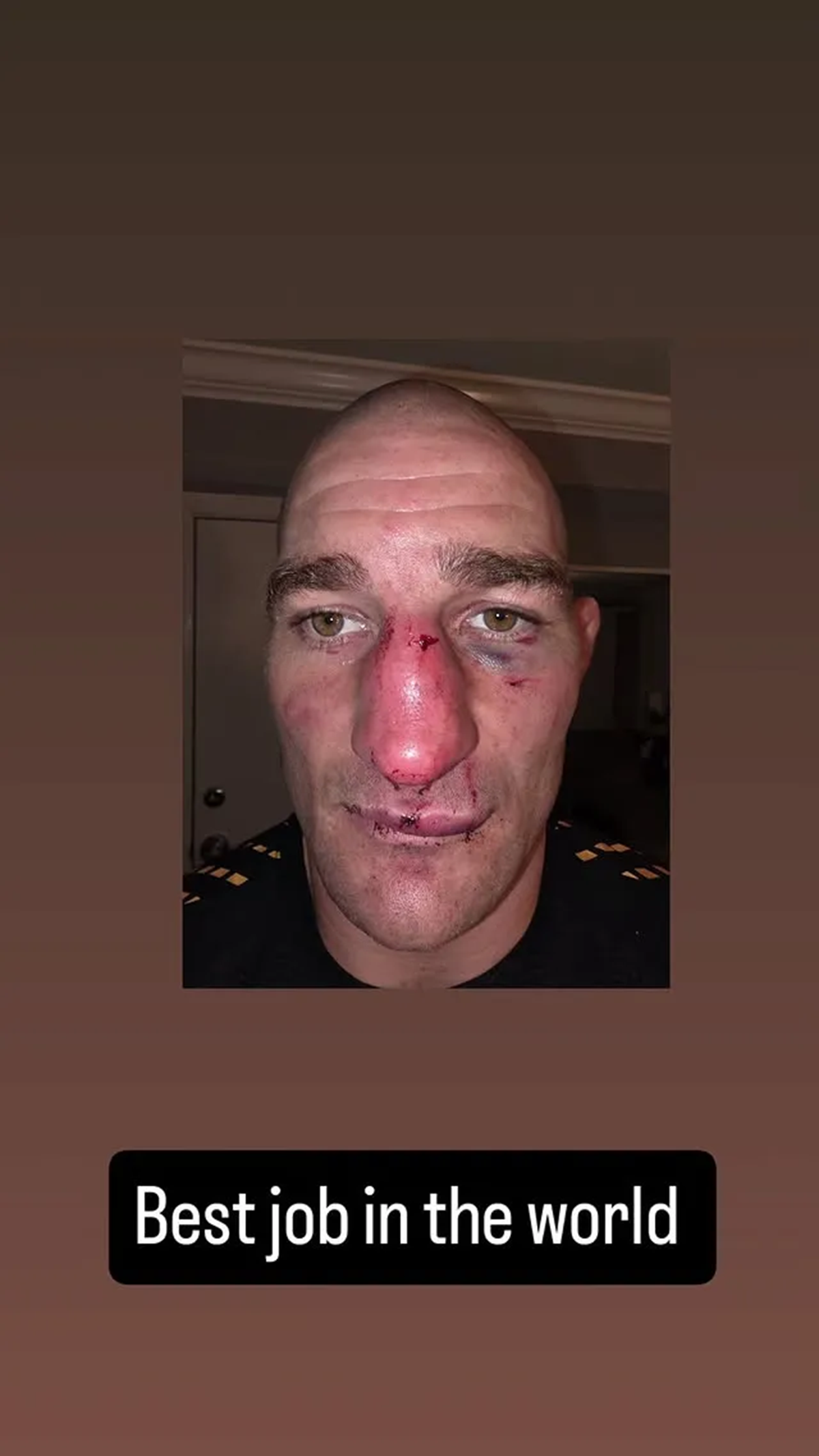 Sean Strickland sorprende al vencer a Khamzat Chimaev en UFC 328 con una impactante victoria.