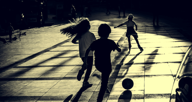 Niños jugando en sombras