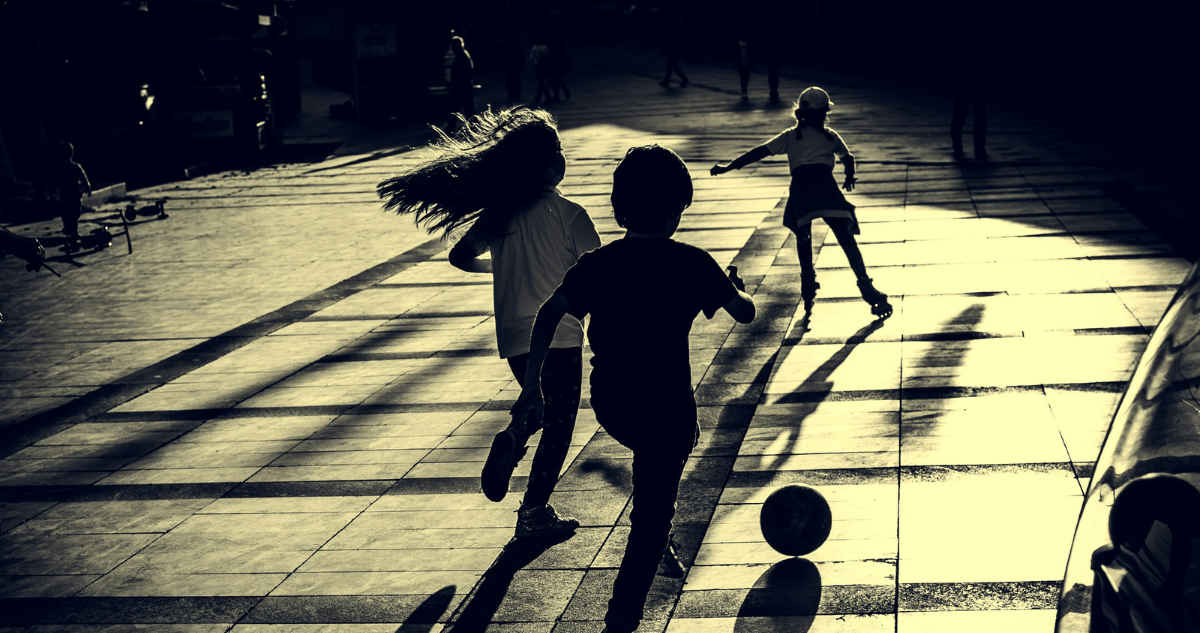 Niños jugando en sombras