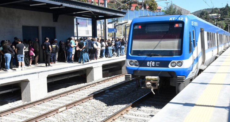 Seis sujetos rayan tren de EFE en Valparaíso y agreden a pasajero que intentó enfrentarlos