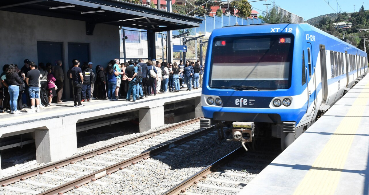 Seis sujetos rayan tren de EFE en Valparaíso y agreden a pasajero que intentó enfrentarlos