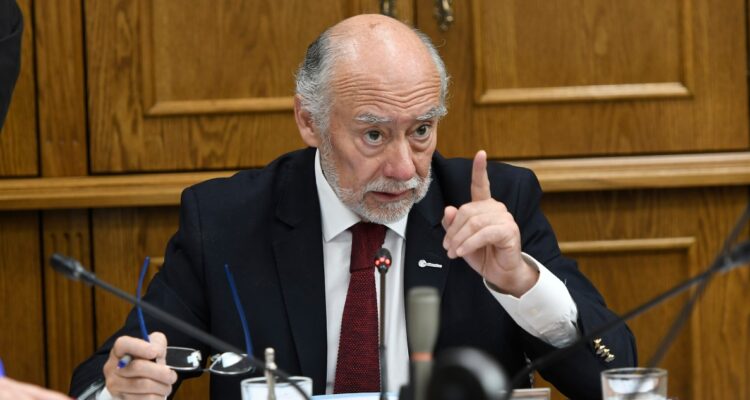 Senador Flores (DC) tilda de "inaceptable" silencio de UACh sobre investigación por ataque a ministra