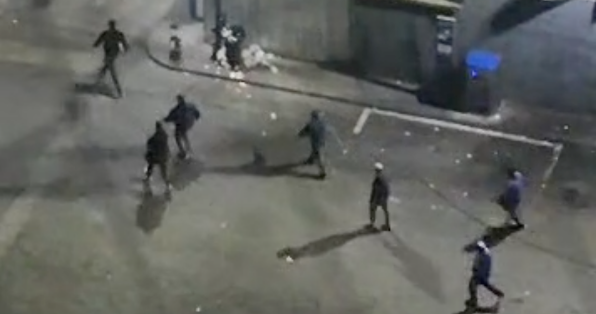 Trabajadores y clientes de servicentro detienen a hombre tras intento de asalto en Ñuñoa