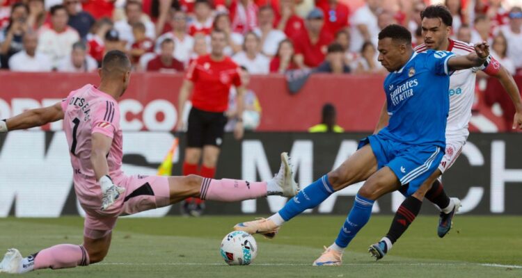 Sevilla de Suazo y Sánchez perdió ante Real Madrid pero evitó descenso.