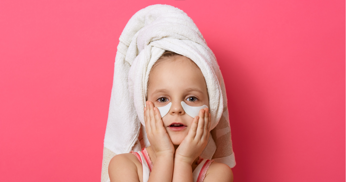 Niña realizando rutina de skincare en referencia a tendencias de TikTok