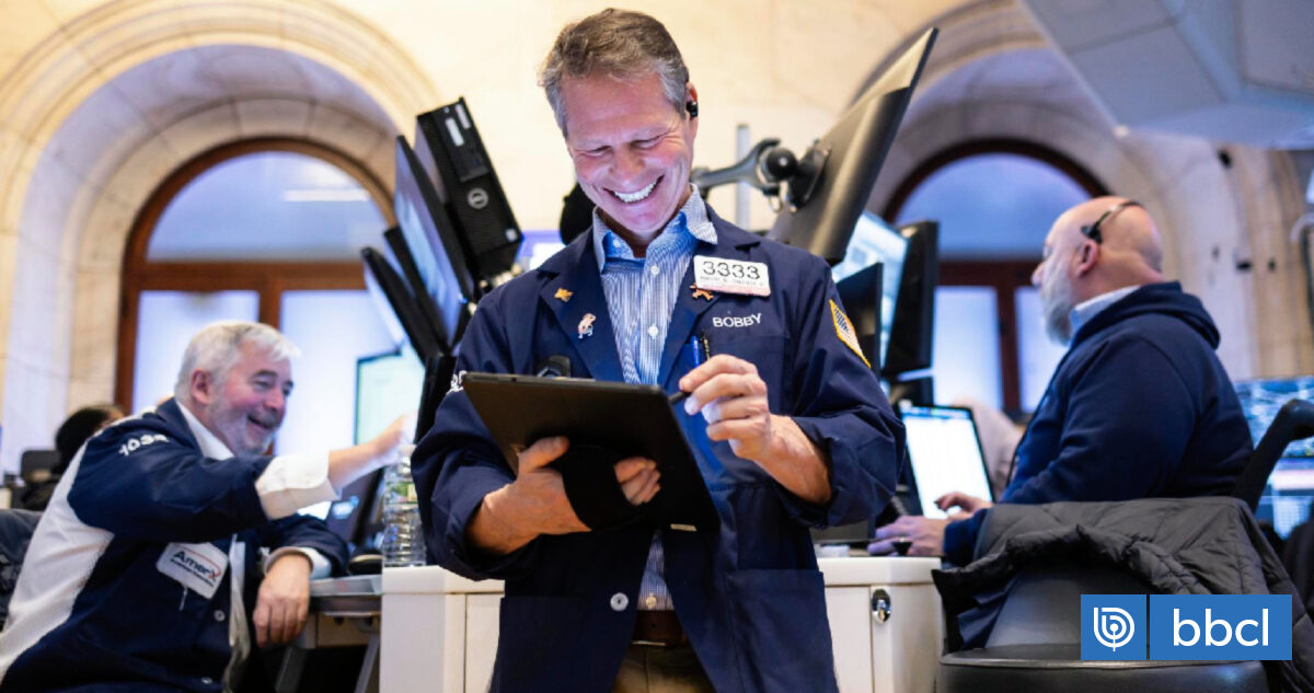Wall Street cierra con triple récord y el Nasdaq lidera ganancias mensuales y semanales