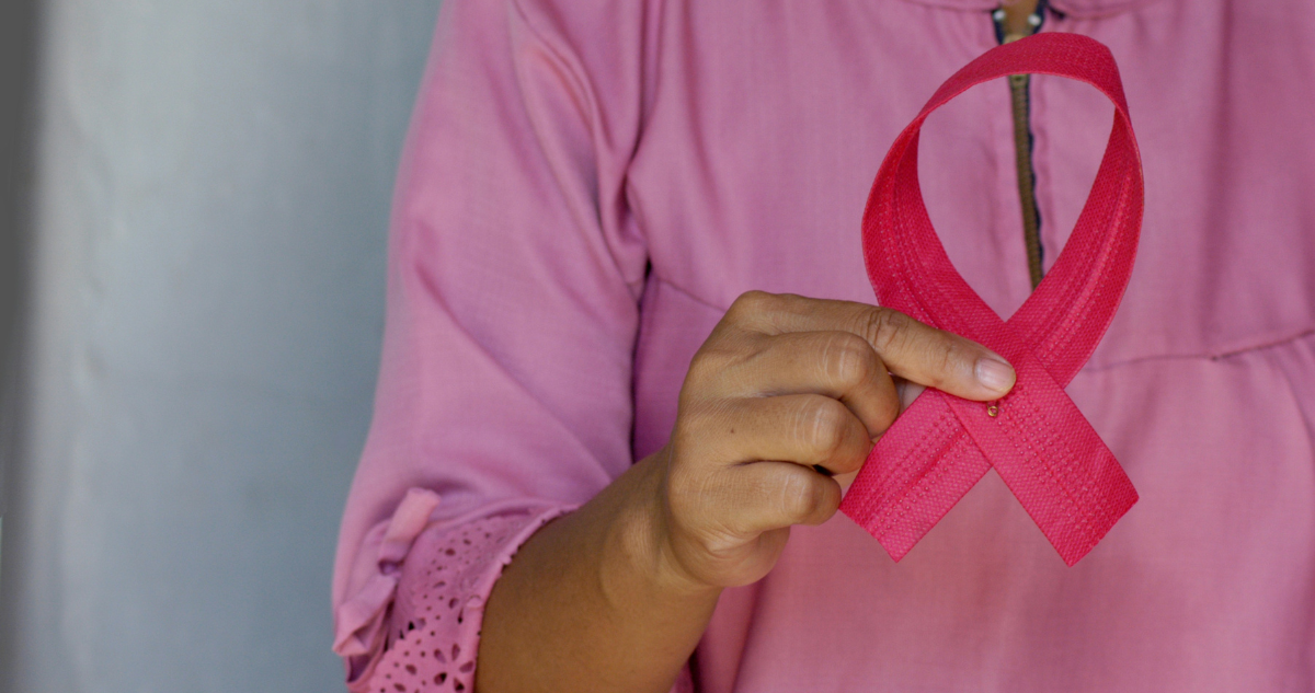 Mujer sosteniendo cinta rosada. Foto de contexto de cáncer de mama.