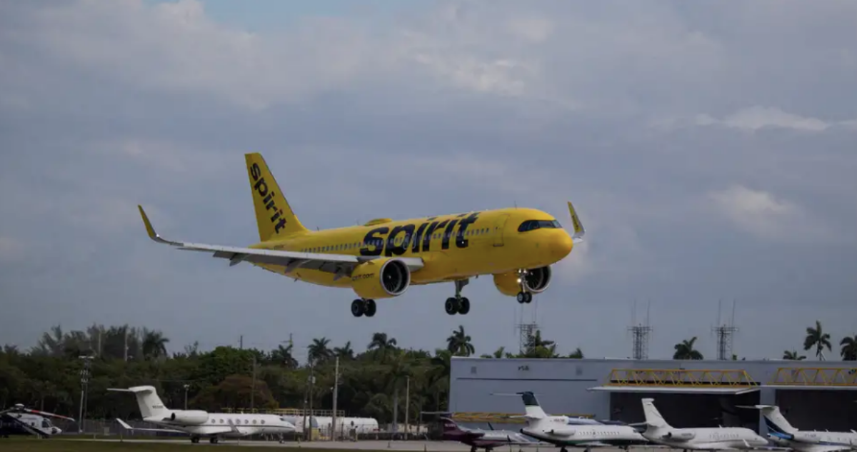 Aerolíneas salen al rescate de los miles pasajeros que quedaron abandonados ante la caída de Spirit