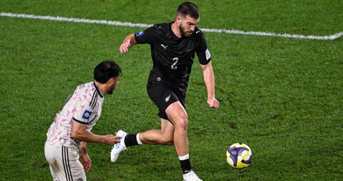 Tim Payne jugando ante Chile en amistoso de FIFA Series en marzo