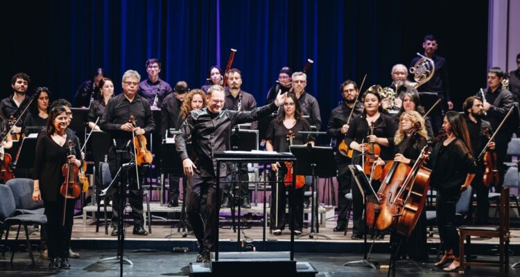 Tobias Volkmann y la Orquesta Usach, foto de Gary Go