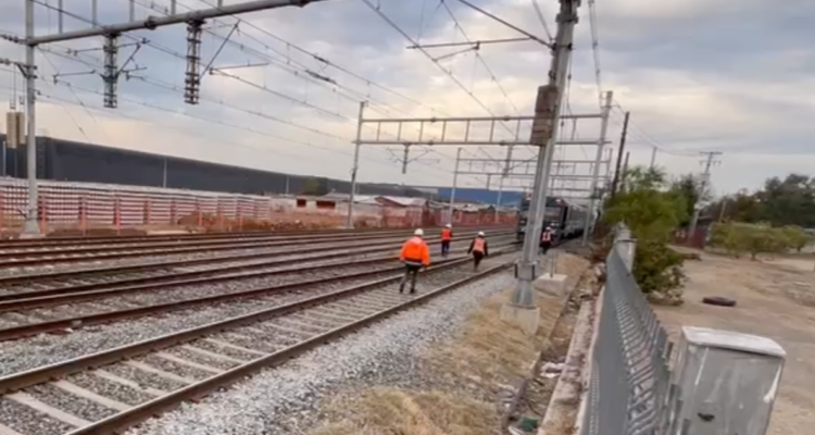 Persona muere atropellada por un tren en Lo Espejo: estaba bebiendo alcohol en las vías