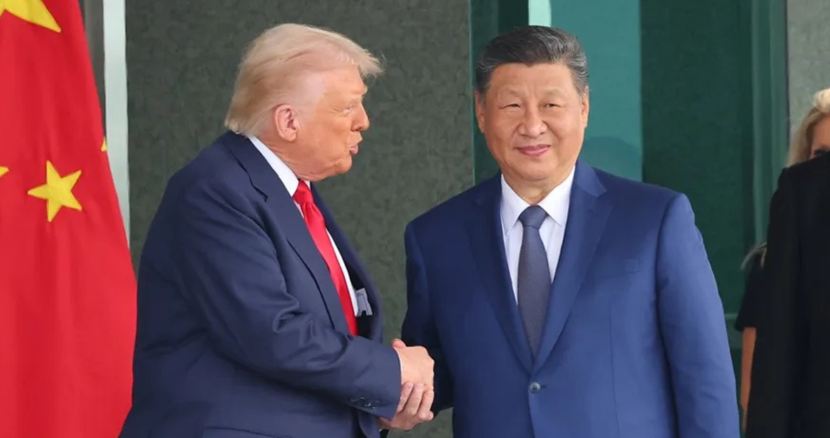 Imagen de archivo de octubre de 2025 de los presidentes de EEUU, Donald Trump, y de China, Xi Jinping