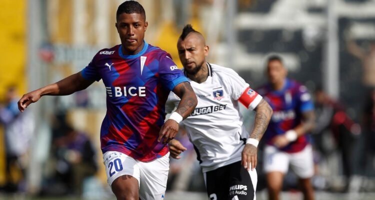 UC y Colo Colo se enfrentan en el Claro Arena