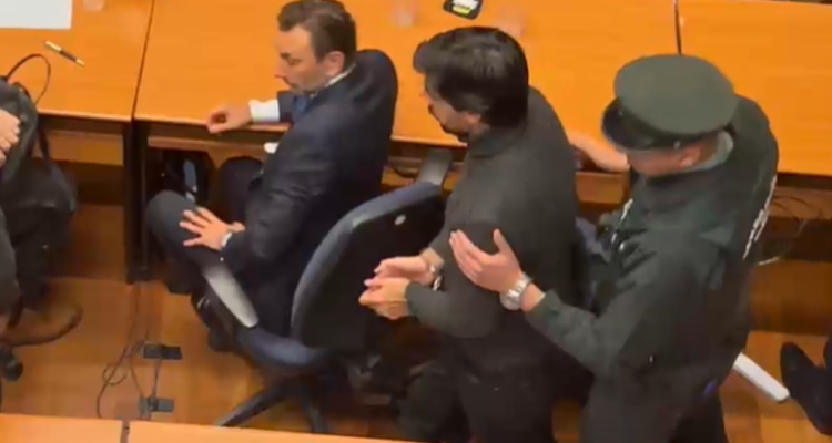 VIDEO | Así fue el momento en que Joaquín Lavín salió esposado tras decretarse su prisión preventiva