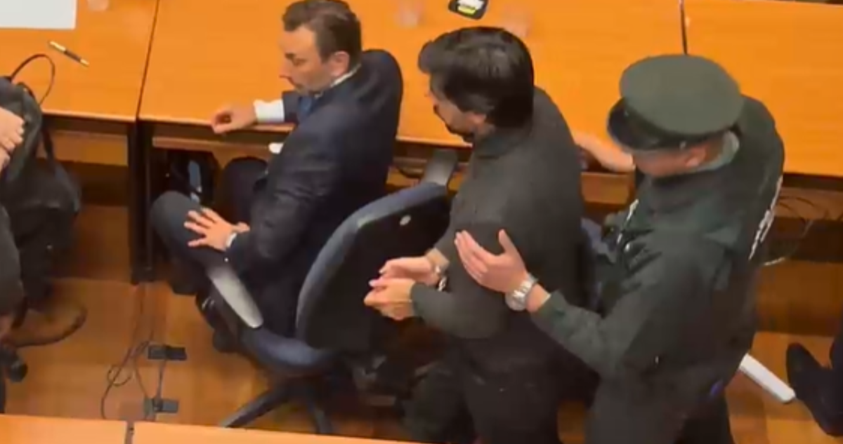 VIDEO | Así fue el momento en que Joaquín Lavín salió esposado tras decretarse su prisión preventiva