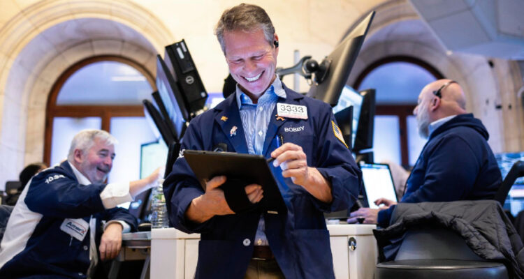 Wall Street cierra con triple récord y el Nasdaq lidera ganancias mensuales y semanales