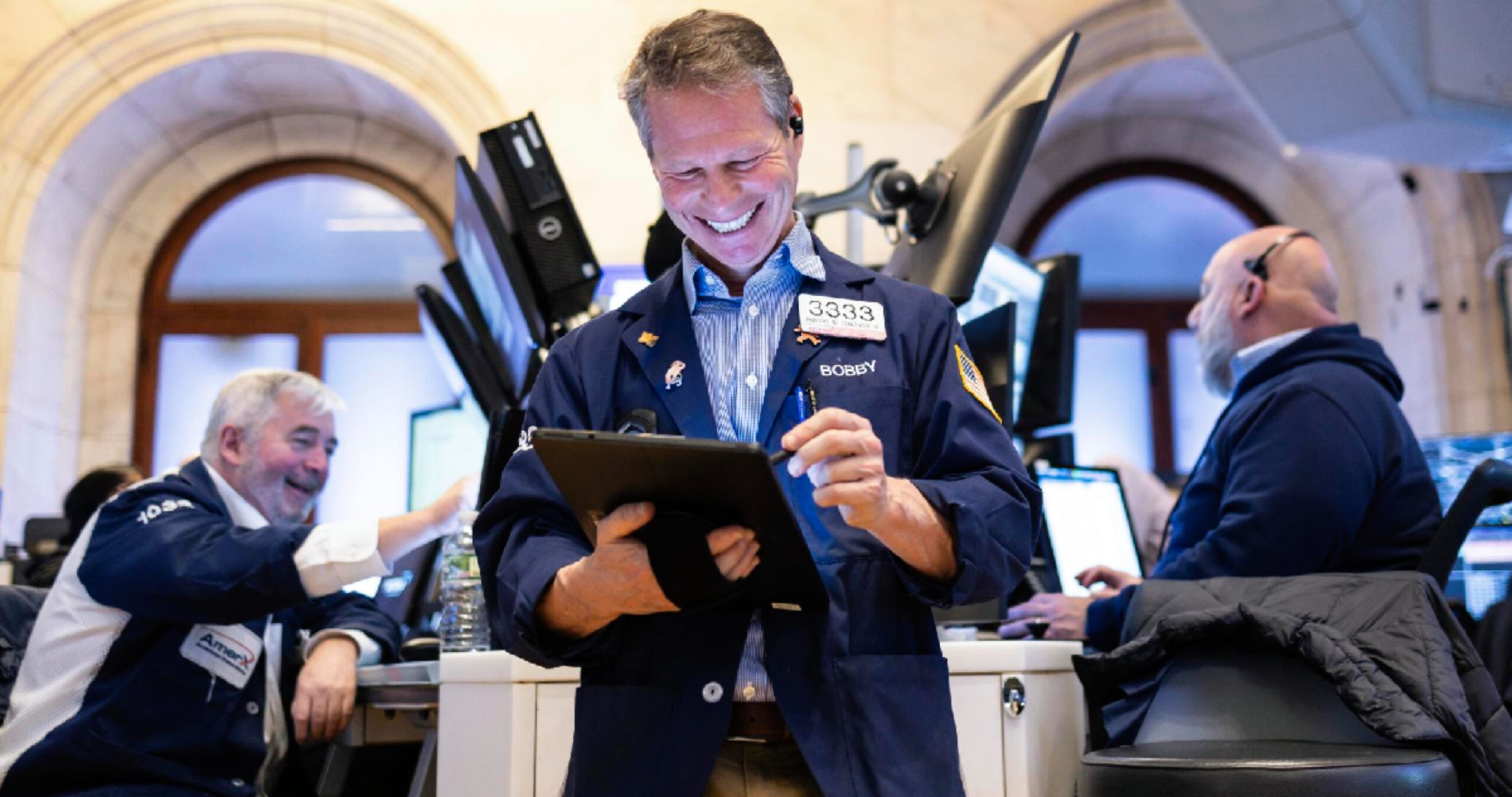 Wall Street cierra con triple récord y el Nasdaq lidera ganancias mensuales y semanales