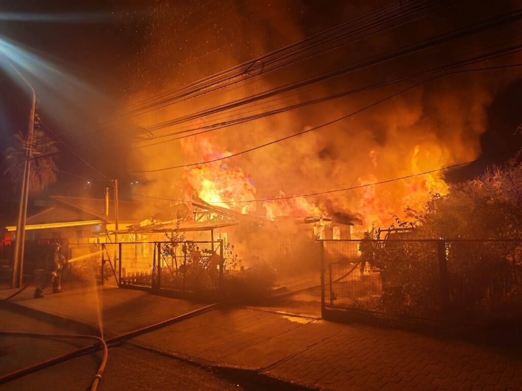 FOTOS | Al menos 2 casas destruidas y 8 personas damnificadas tras incendio en Cabrero