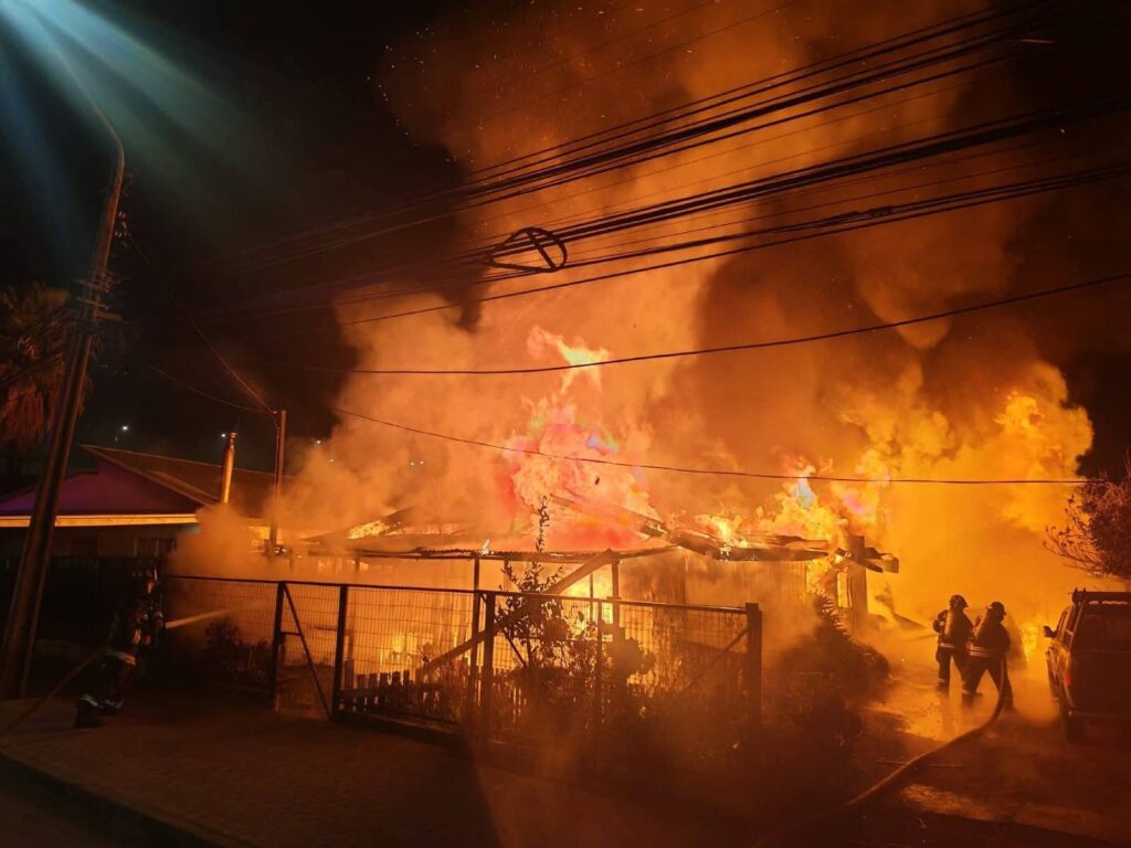 FOTOS | Al menos 2 casas destruidas y 8 personas damnificadas tras incendio en Cabrero