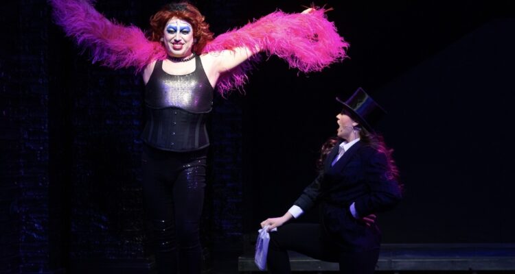 De Chile a Broadway: El actor chileno que triunfa en el distrito teatral más famoso del mundo