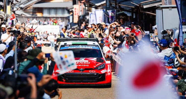 Elfyn Evans sigue dominando en el WRC de Japón.
