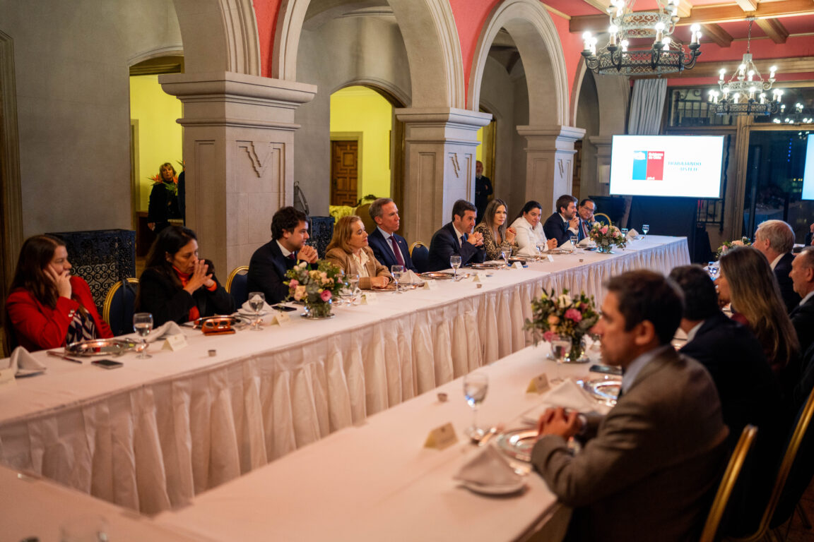 Imagen del presidente Kast reunido con diputados UDI en Palacio de Cerro Castillo