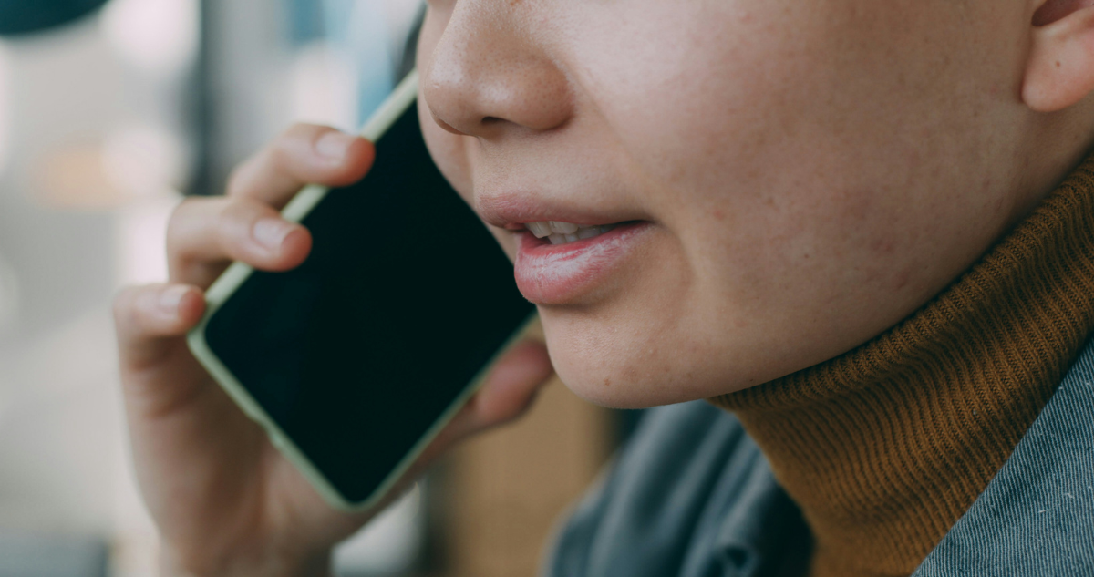 Persona llamando por teléfono.