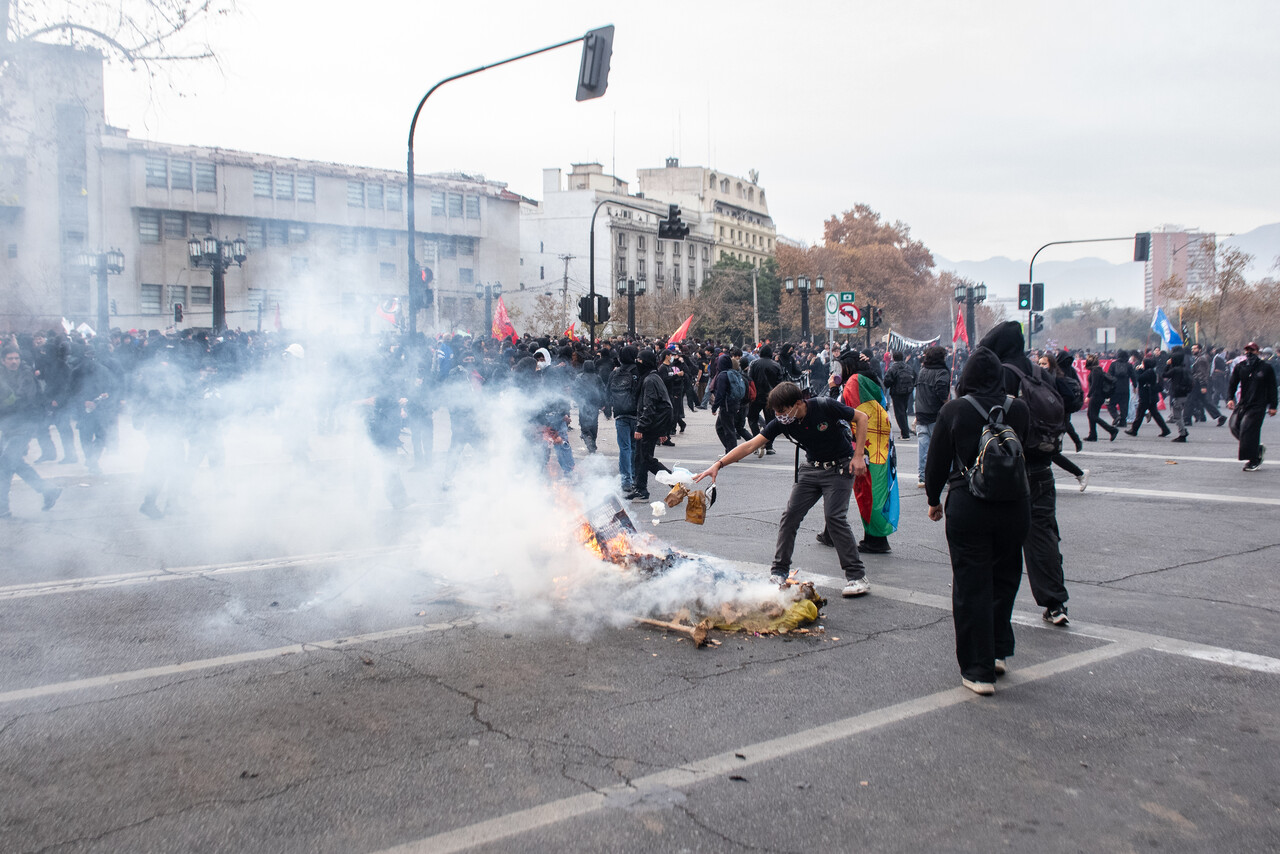 Incidentes entre estudiantes y Carabineros se registran en marcha con trazado no autorizado en la RM