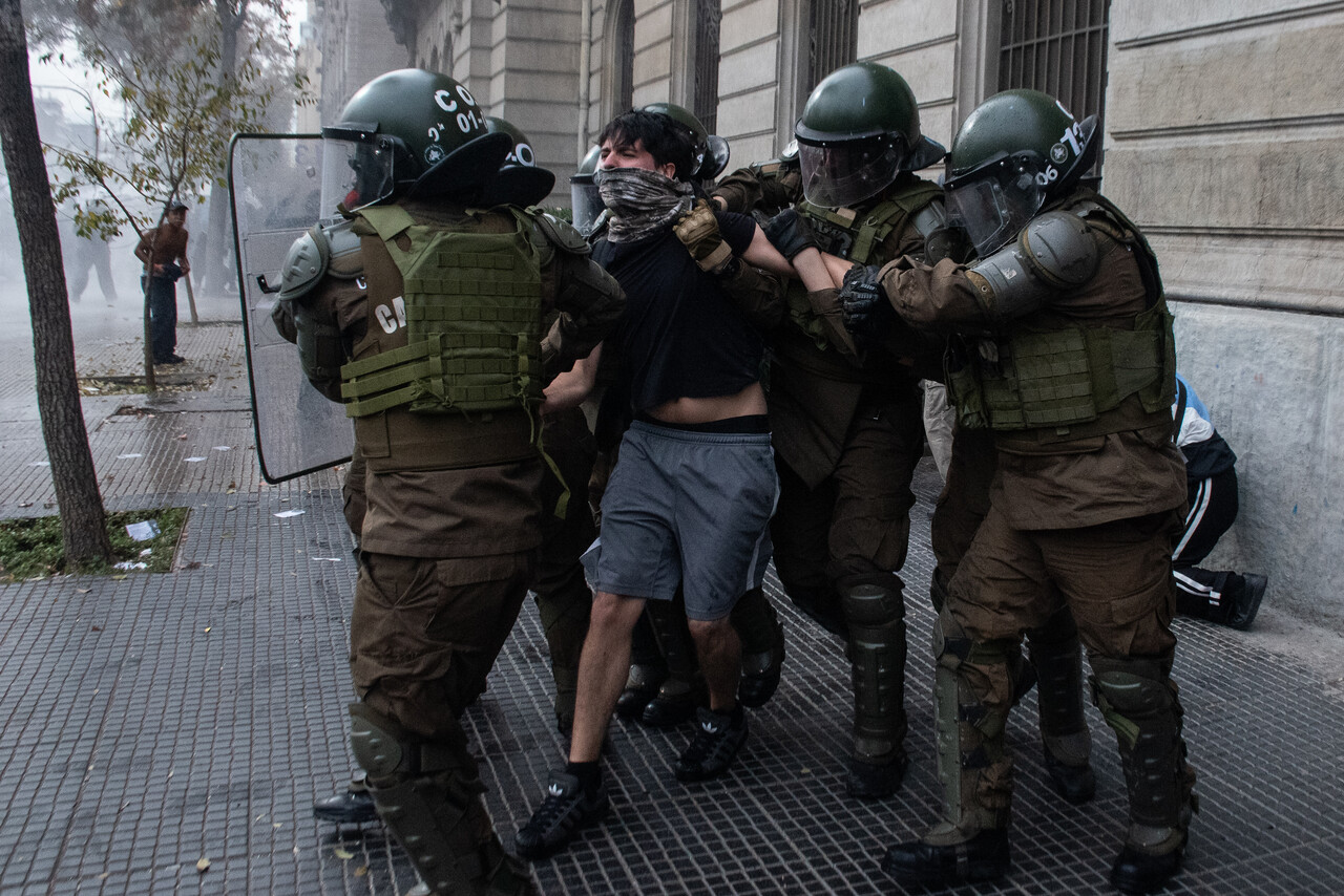 Incidentes entre estudiantes y Carabineros se registran en marcha con trazado no autorizado en la RM