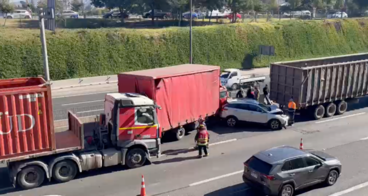 Cierran parcialmente la Autopista Central por accidente múltiple que derivó en emergencia química