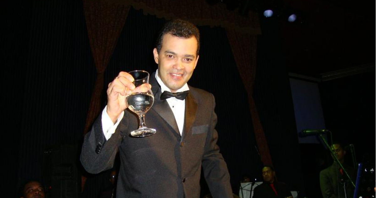 Alex Bueno, pionero de la bachata, muere a los 62 años