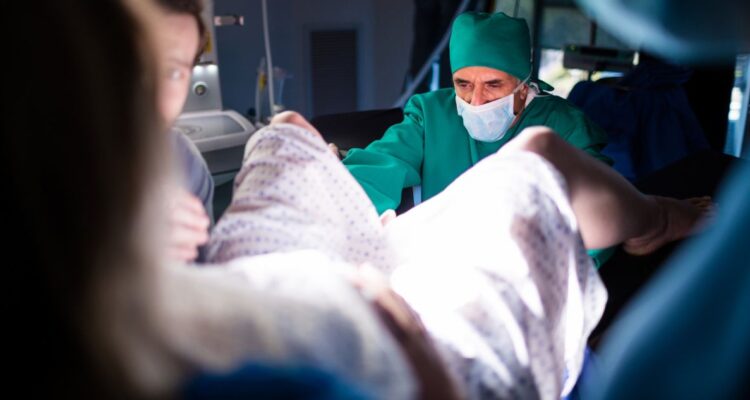 Informe busca reducir partos por cesárea en el sistema público por razones de salud y altos gastos
