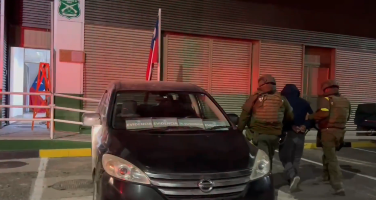 Arica: Detienen a dos bolivianos que intentaban sacar vehiculos irregularmente del país