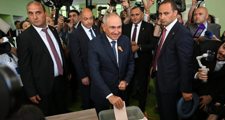 El primer ministro armenio, Nikol Pashinián, votando en las elecciones parlamentarias