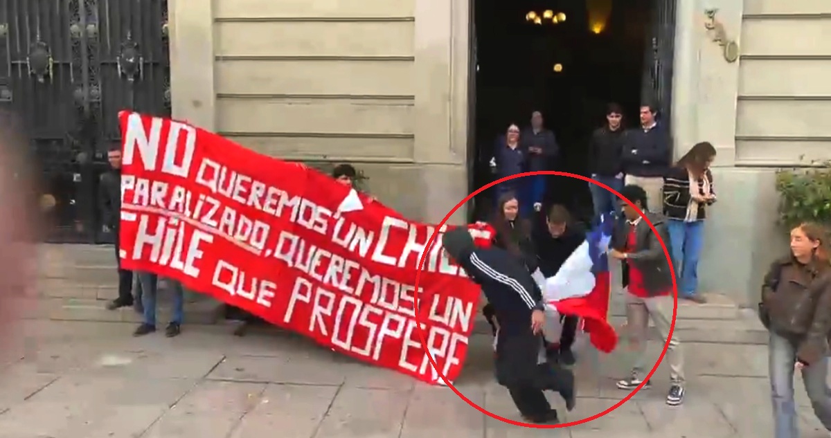 Arrebato de bandera chilena marca agresión a estudiantes de la PUC que protestaron contra paro Confech