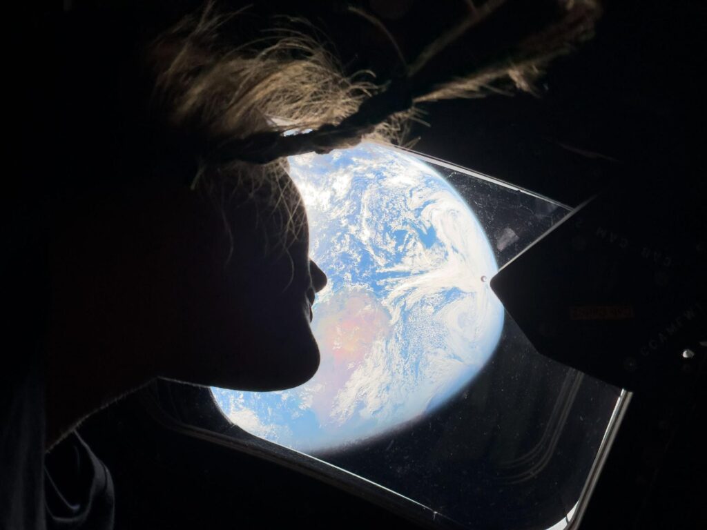 Foto de Christina Koch mirando la Tierra desde la cápsula Orión durante la misión Artemis II, 2026 
