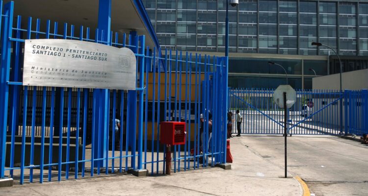 Riña en cárcel Santiago Sur termina en asesinato: interno murió apuñalado en el cuello