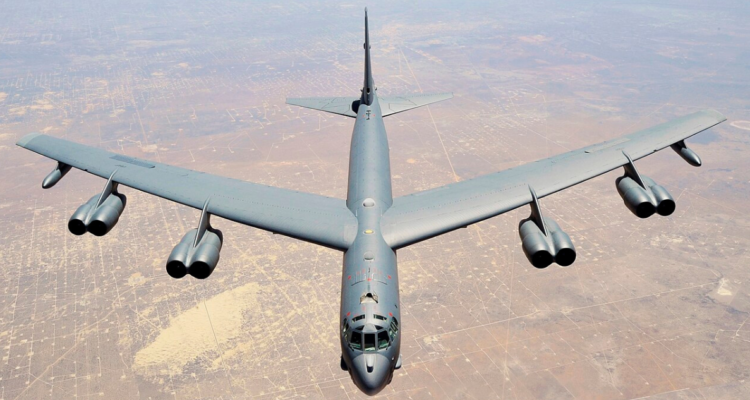 Gigantesco bombardero B-52 Stratofortress de la Fuerza Aérea de EEUU se estrella en California