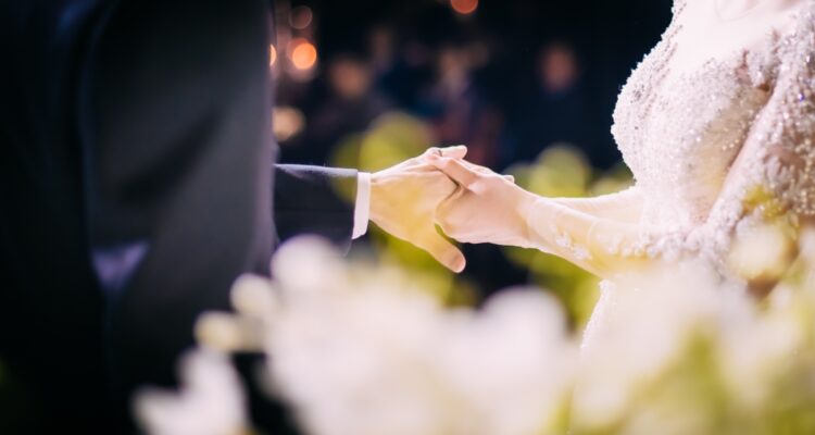 Revierten libertad de banquetera acusada de estafar a novios que organizaban sus matrimonios