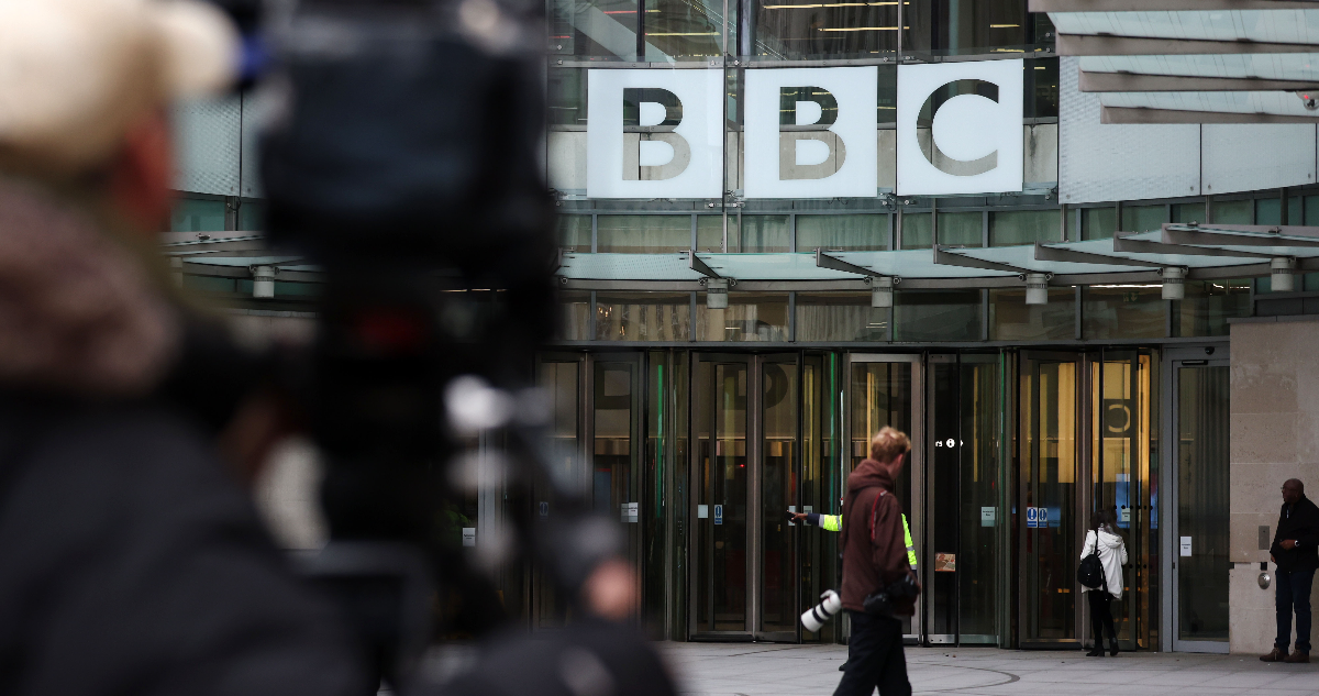 Crisis en la BBC: despedirá a al menos 2 mil trabajadores ante necesidad urgente de ahorrar millones