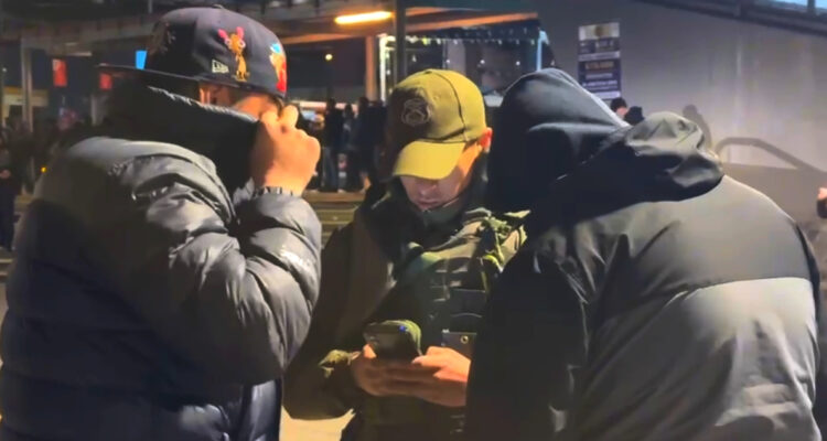 Carabineros copa estaciones de la L2 del Metro de Santiago con controles de identidad y vehiculares