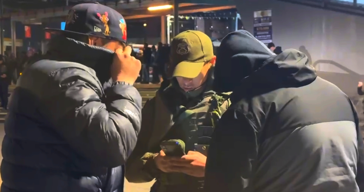 Carabineros copa estaciones de la L2 del Metro de Santiago con controles de identidad y vehiculares