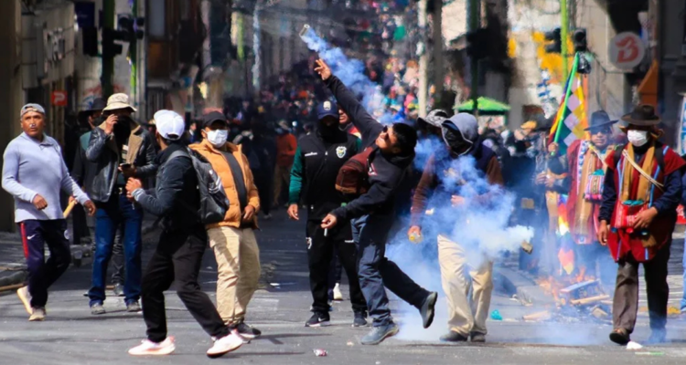 Manifestantes se enfrenta con la Policía durante una protesta en La Paz