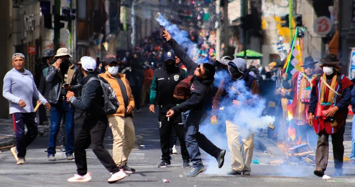 Manifestantes se enfrenta con la Policía durante una protesta en La Paz