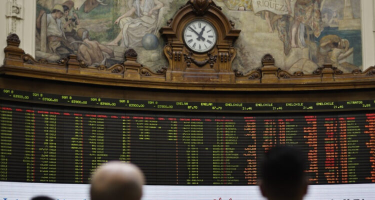Bolsa de Santiago pierde impulso inicial por acuerdo de paz en Medio Oriente y cierra en rojo