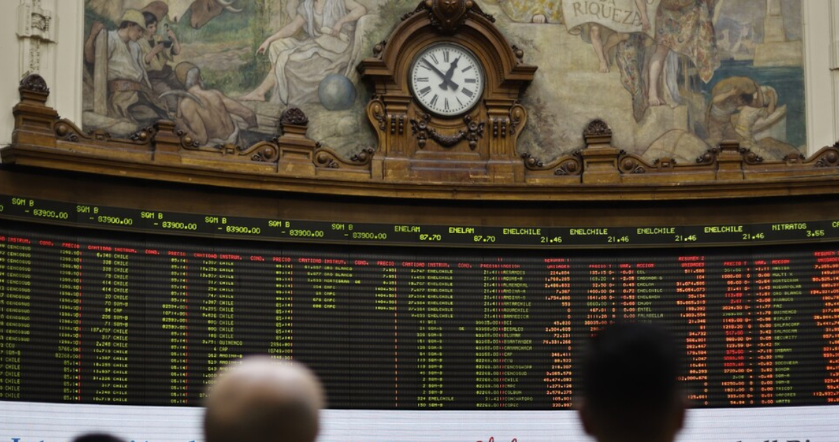 Bolsa de Santiago pierde impulso inicial por acuerdo de paz en Medio Oriente y cierra en rojo