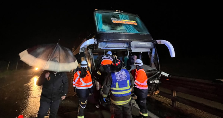 Accidente entre un bus y un furgón genera tránsito parcial en Ruta 78: hay heridos