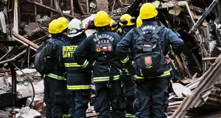 Buscan entre los escombros a argentino desaparecido tras incendio y derrumbe de casona en Santiago