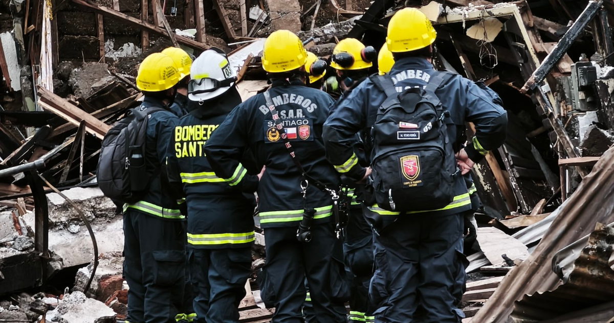 Buscan entre los escombros a argentino desaparecido tras incendio y derrumbe de casona en Santiago